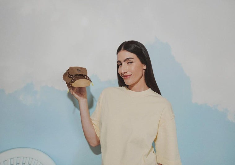 La granadina Beatriz Peñalver versiona las clásicas zapatillas Victoria y las agota en 24 horas
